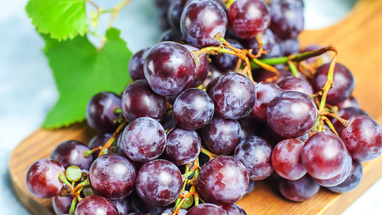 Picture of XL Red Seedless Grapes